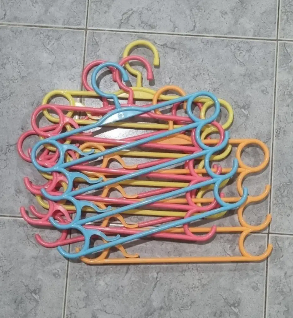 1. Вешалки (пластиковые) | 50฿ | Состояние: б/у