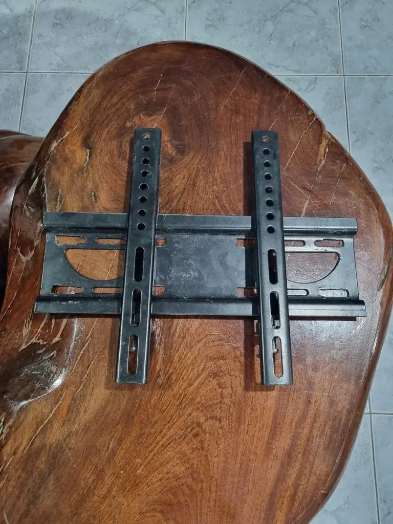 1. Кронштейн для ТВ (15"–32") | 50฿ | Состояние: б/у