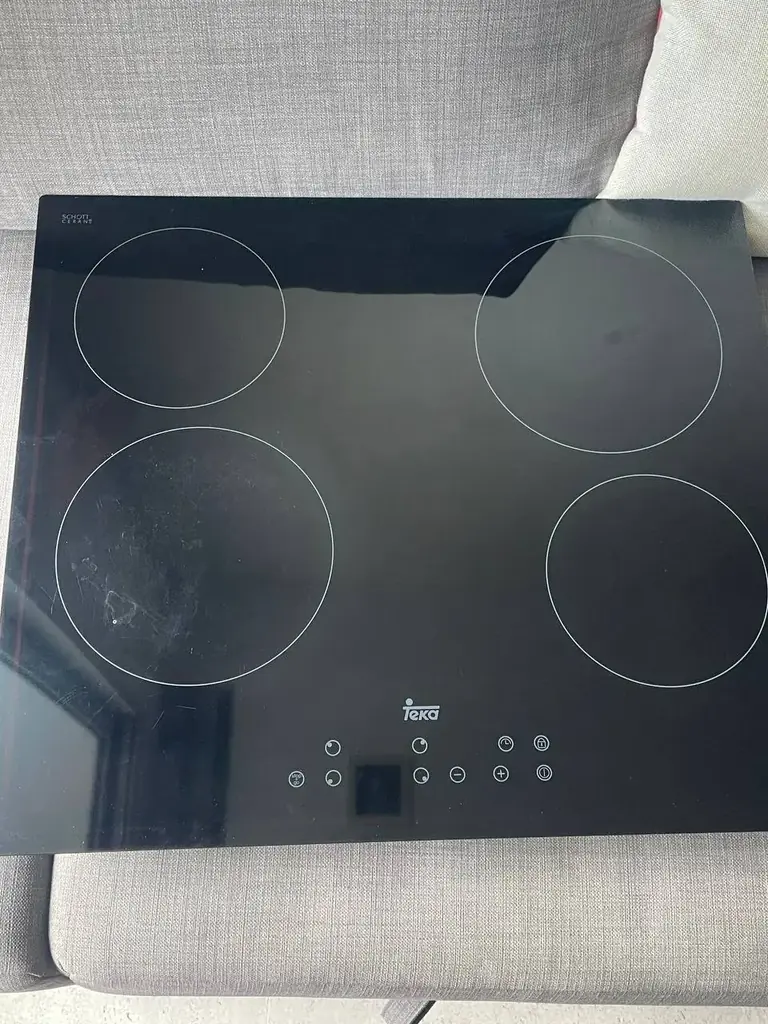 Продаю плиту teka+, 4 панели есть царапины,4000 с торгом