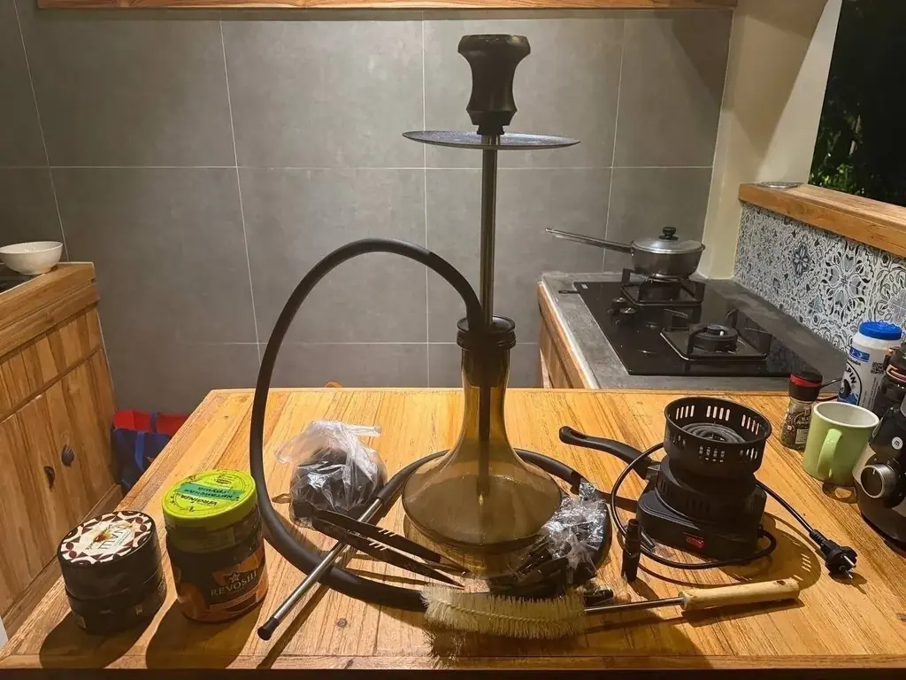 Может кому нужен кальян с табаком и углями
