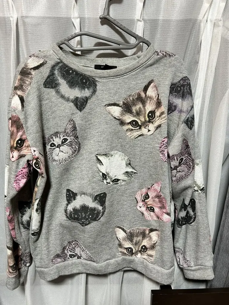 Свитшот с котиками, Forever 21, размер M. Серый меланж, принт по всей ткани, 63% хлопок / 37% полиэ…