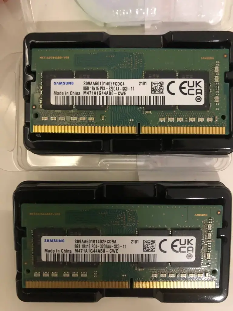 Продам две плашки RAM DDR4 Samsung для ноутбука 16гб (2х8).