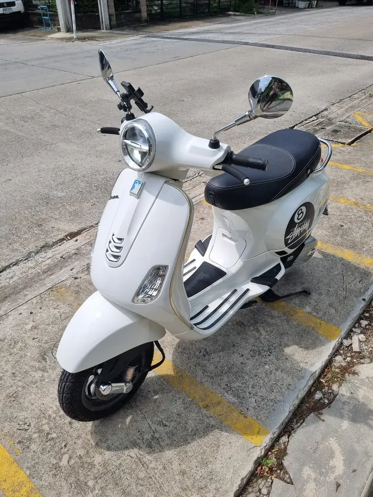Vespa LX 125 White. 2023. Mileage 8700 km. Fully serviced. Perfect condition. 2 keys. Phone holder.…