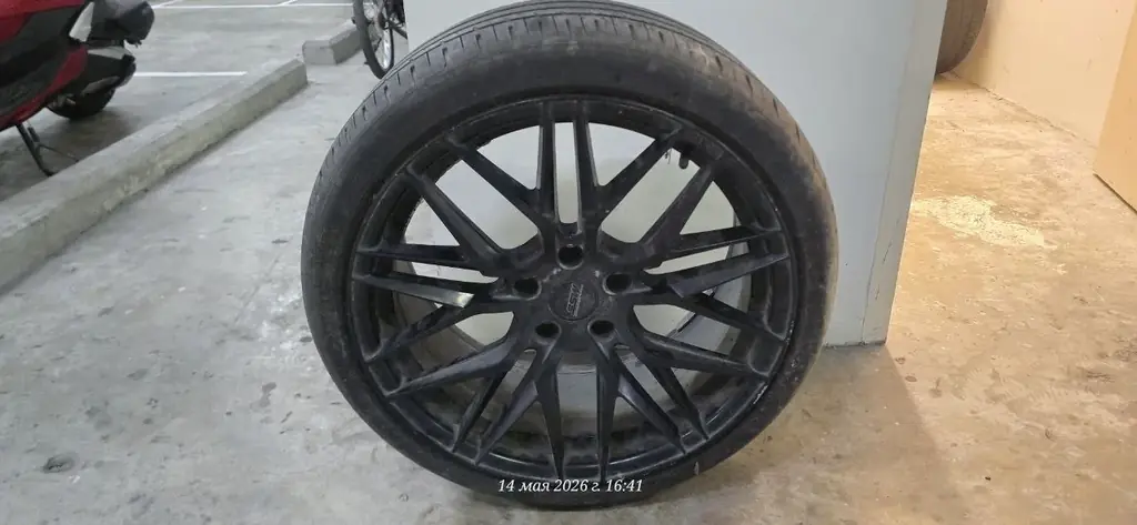 Продам комплект колёс R18, 2 покрышки в хорошем состоянии, 2 под замену, резина широкая 235/55 низк…
