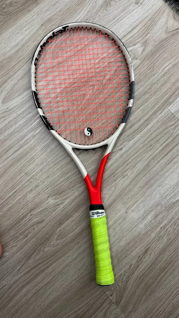 Продам теннисную ракетку Babolat Pure Strike. Размер ручки 3. Материал: графит. Остальное на фото. …