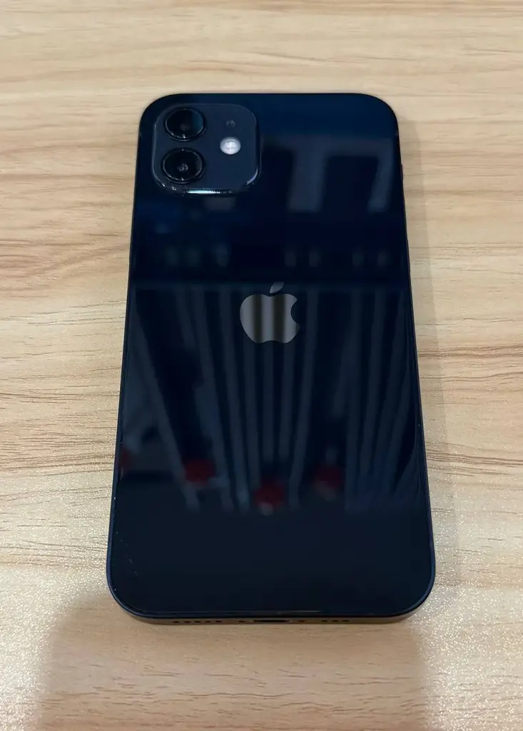 📱 iPhone 12, 128 ГБ, чёрный. Батарея 75%. Пользовался только с защитным стеклом и в чехле. 6 900 ฿
