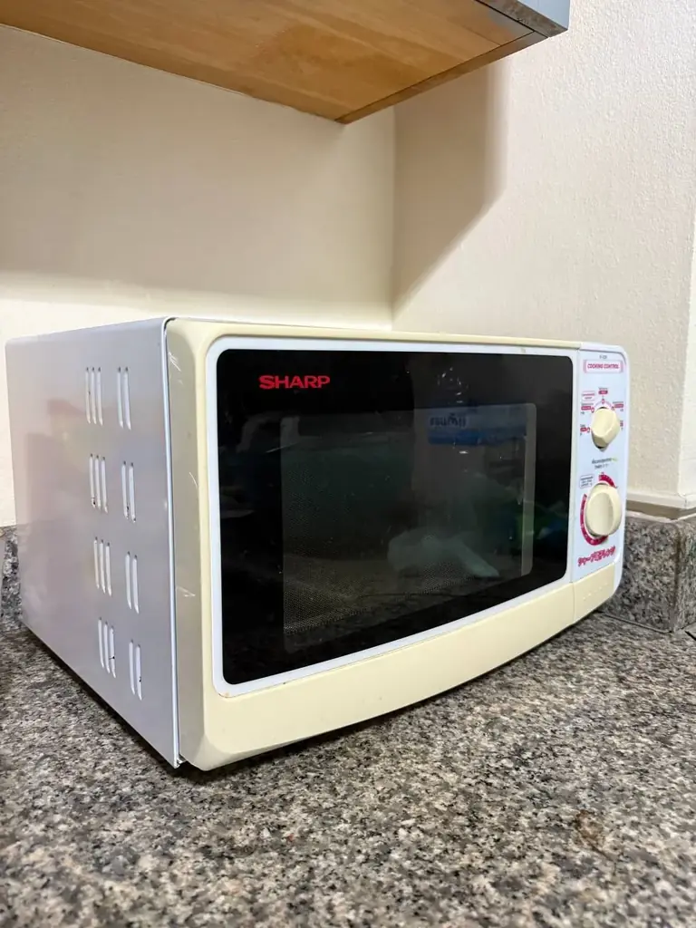 Продам микроволновку - 300 Батт и пылесос - 800 Батт .