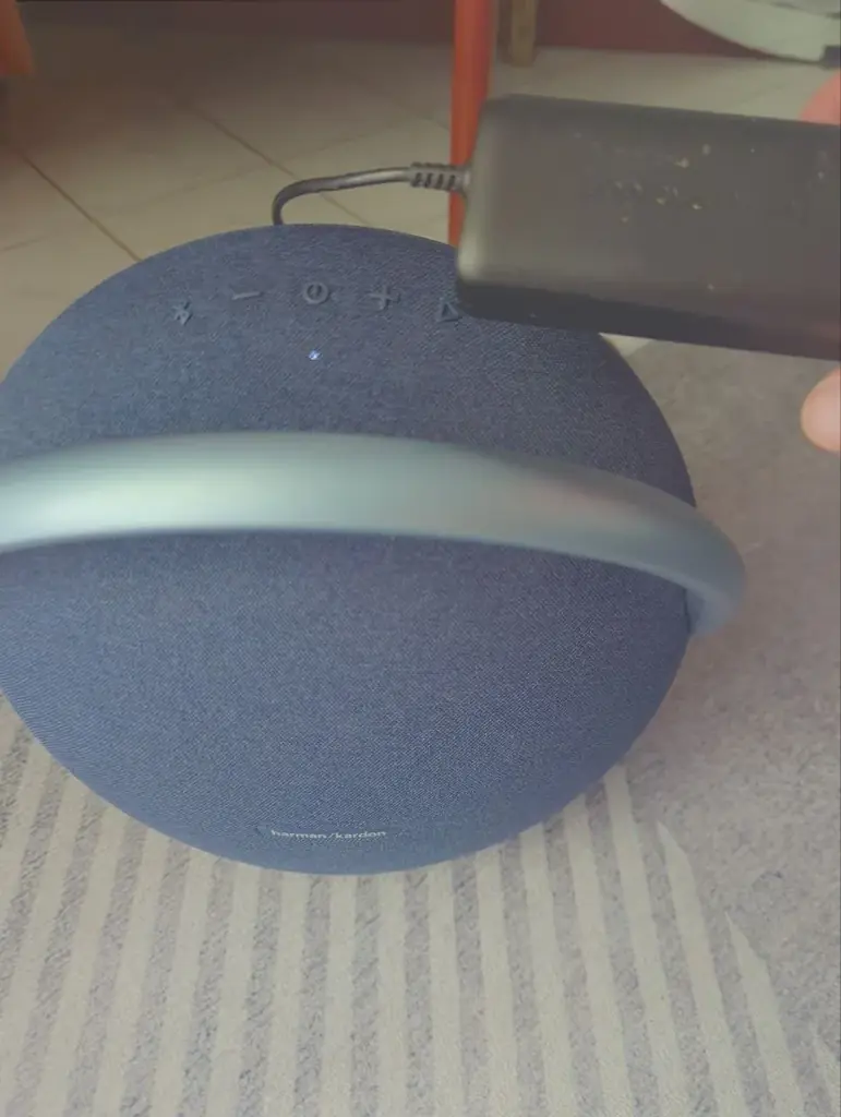 Harman Kardon Onyx Studio 7 — Like New, Original Box Included