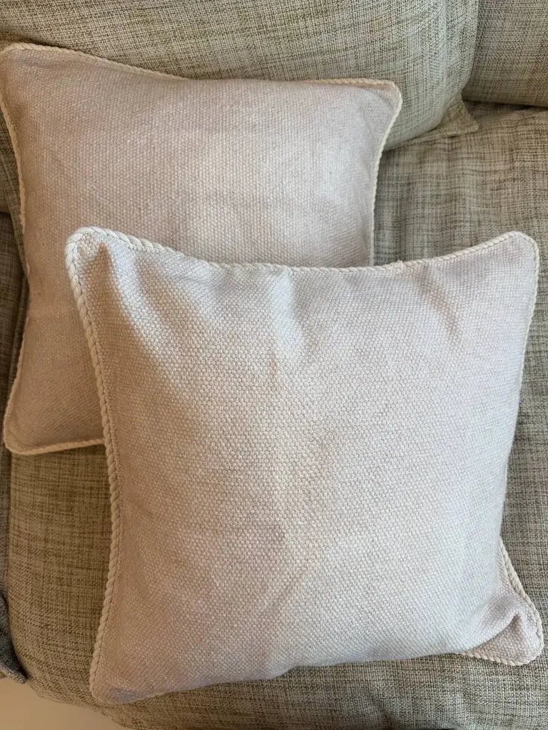 Здравствуйте!  Продам 2 подушечки на диван ( кровать).  Подушки из H&M home ( состояние отличное) ,…