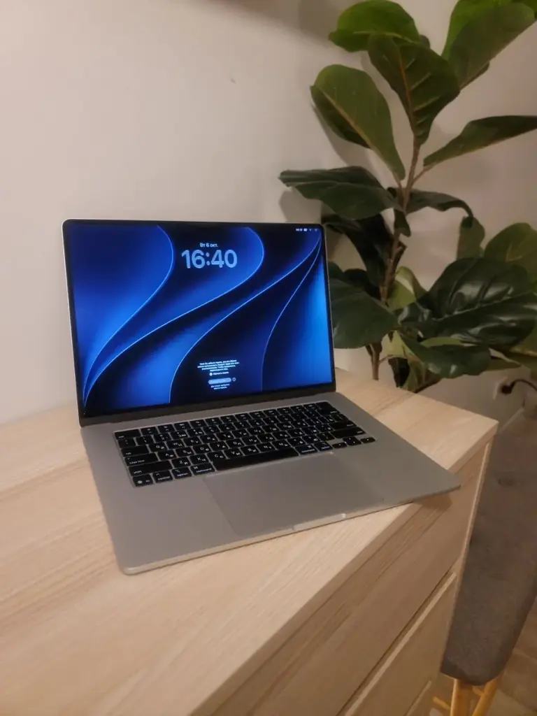 Продам MacBook Air 15 24/512 2025 состояние нового, всего 30 циклов перезарядки, оригинальная короб…