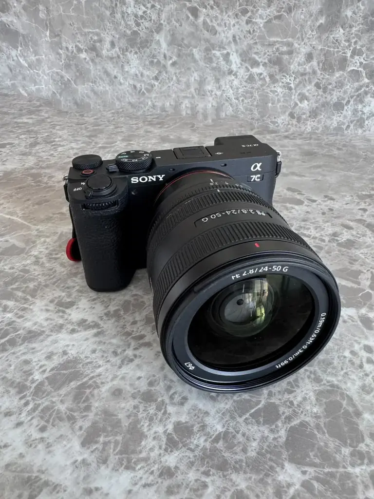 1. Фотокамера Sony A7C II с объективом Sony FE 24-50mm F2.8 G.