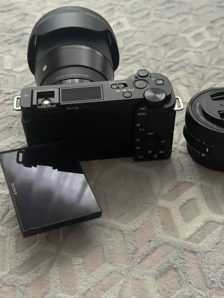Продам камеру Sony ZV e10 и объектив sigma 16 mm