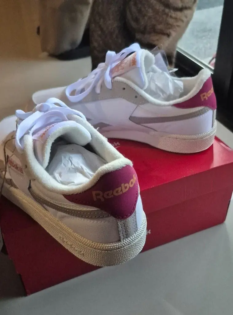 Продам кеды Reebok, совершенно новые, пролетела с размером немного. Отдам за 2000 батт. Размер 37…