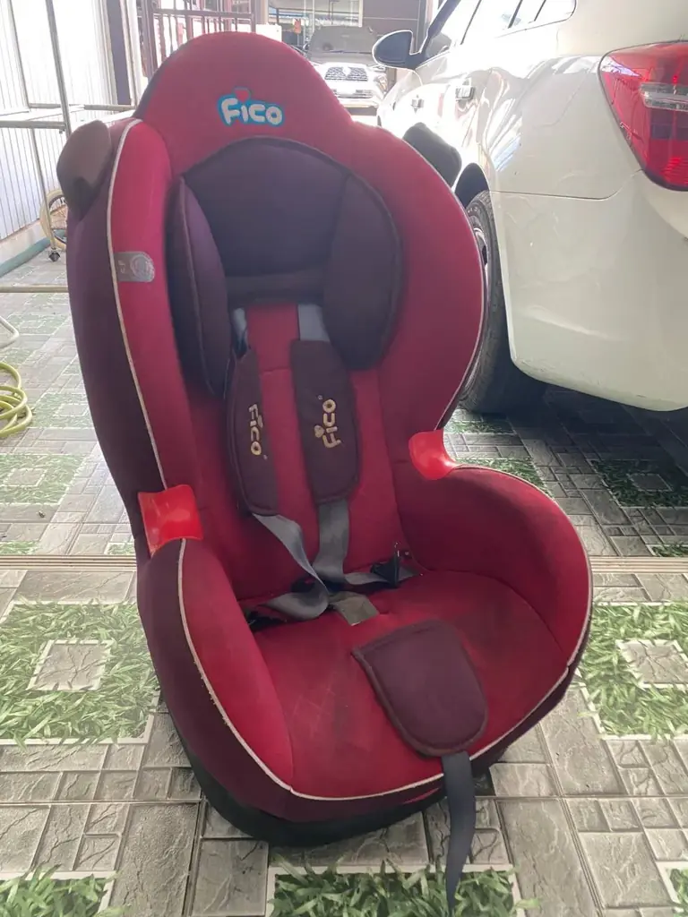 1) авто кресло детское 400 бат