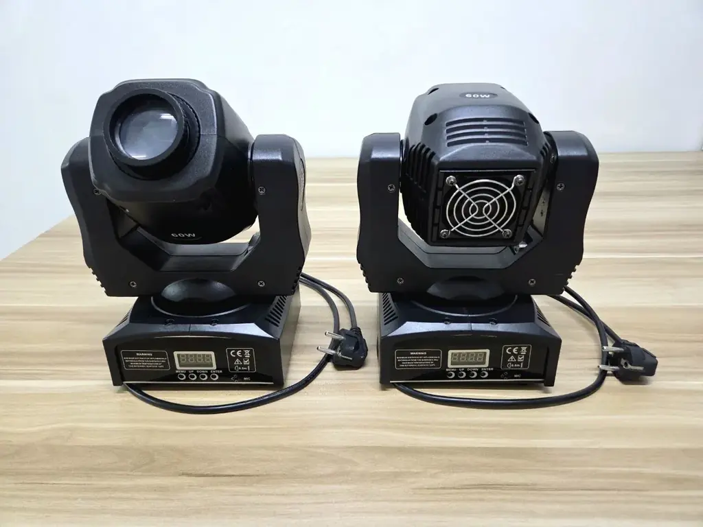 В продаже: 2× сценических поворотных прожектора Moving Head 60W
