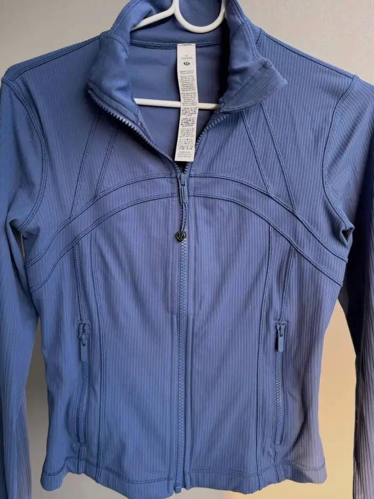 Продам Lululemon Define Cropped Jacket (в темном оттенке)