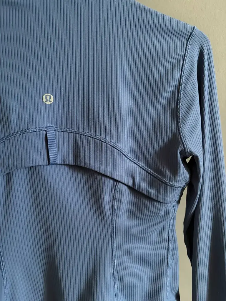 Продам Lululemon Define Cropped Jacket (в темном оттенке)
