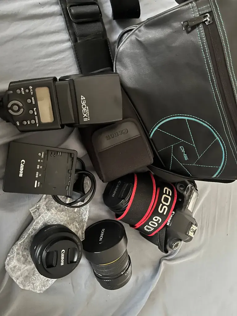 📸 Продаю комплект Canon EOS 60D + объективы + вспышка