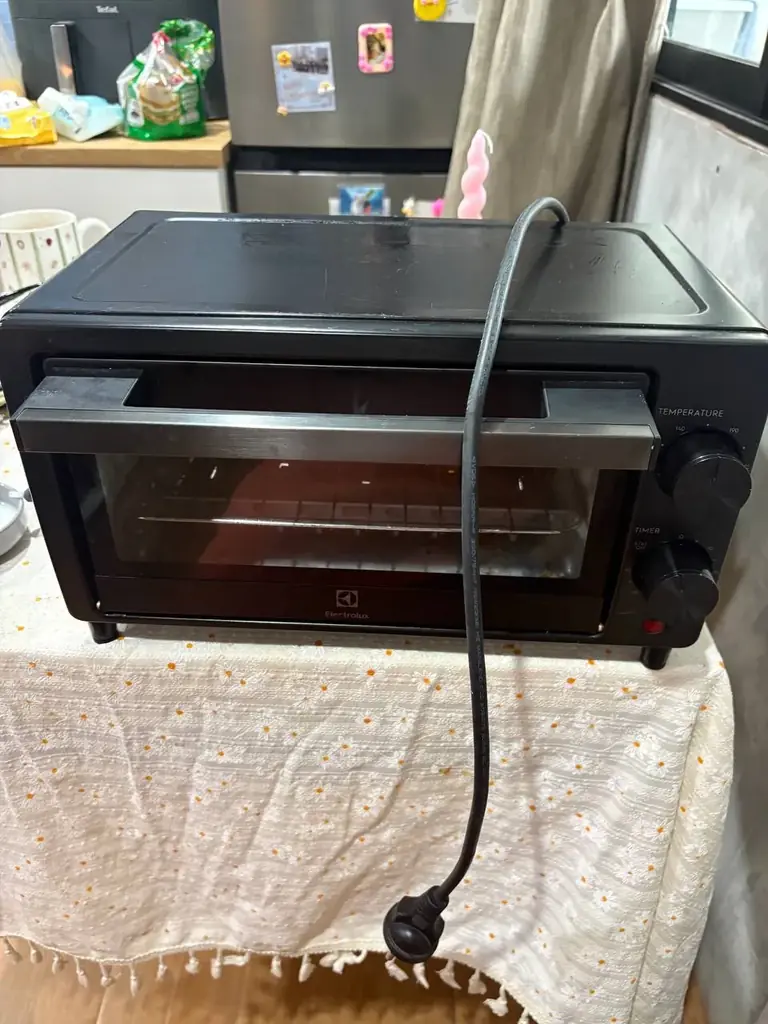 Духовка Electrolux, 300 бат, купили аэрогрил, теперь не нужна, как в 7/11, все работает