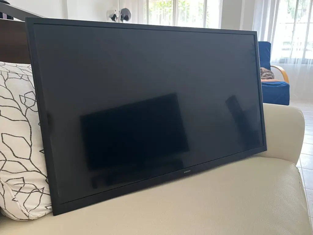 Продам новый телевизор Samsung smart 32 диагональ (от застройщика) + крепеж на стену.
