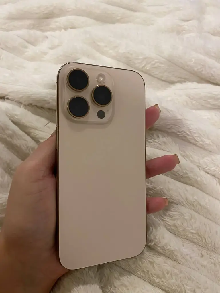 Продаю iPhone 16 Pro на 512 GB в цвете Gold.