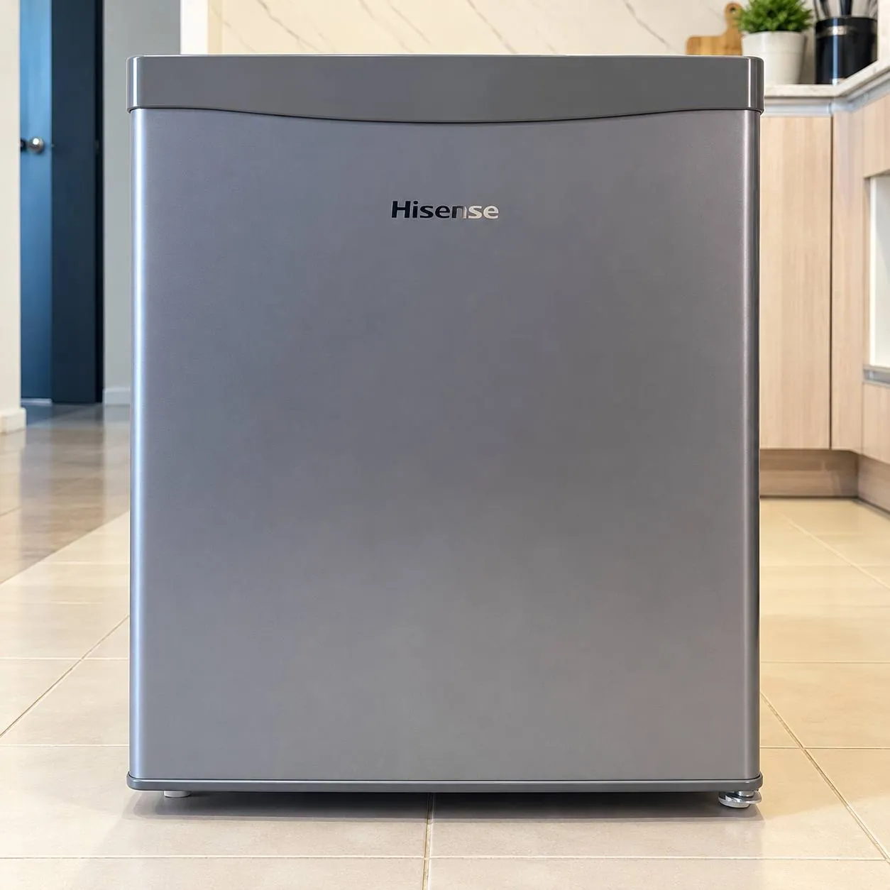 Продам компактный холодильник Hisense в отличном состоянии.