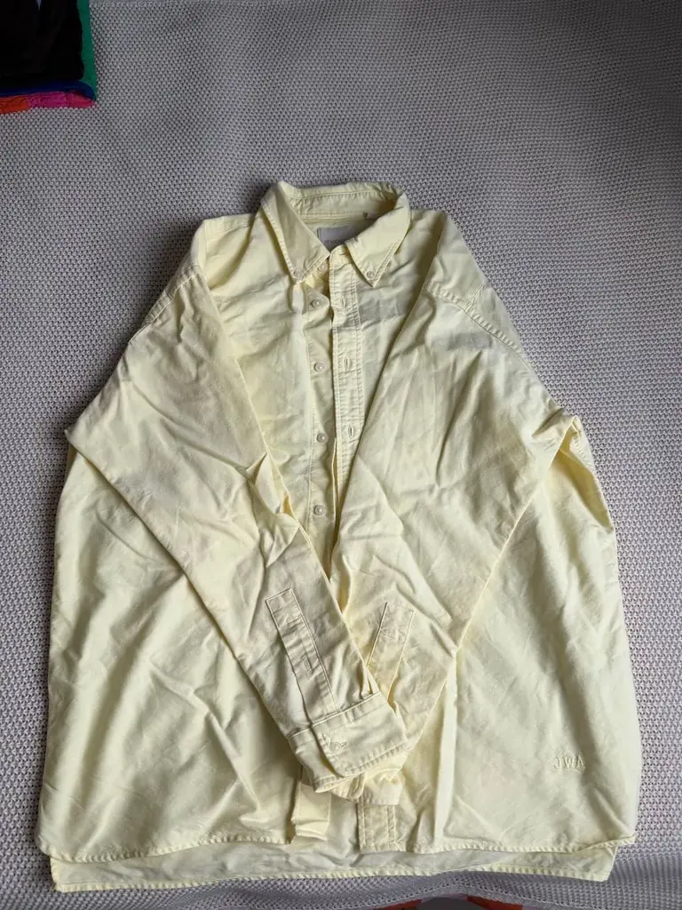 Желтая рубашка UNIQLO × JW Anderson