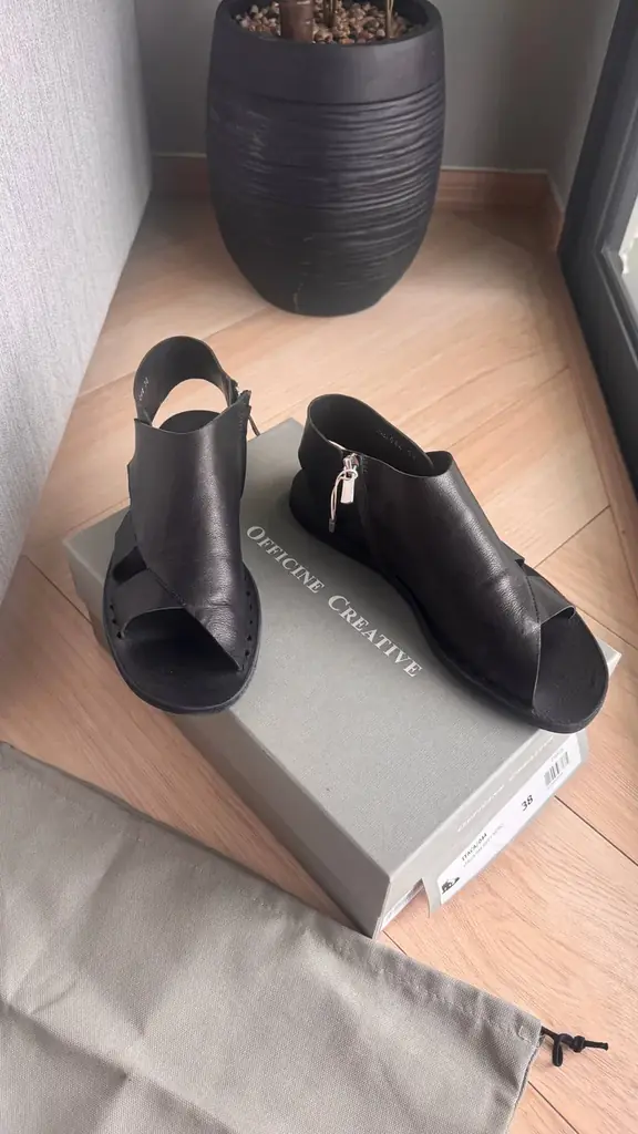 Продам новые сандалии Officine