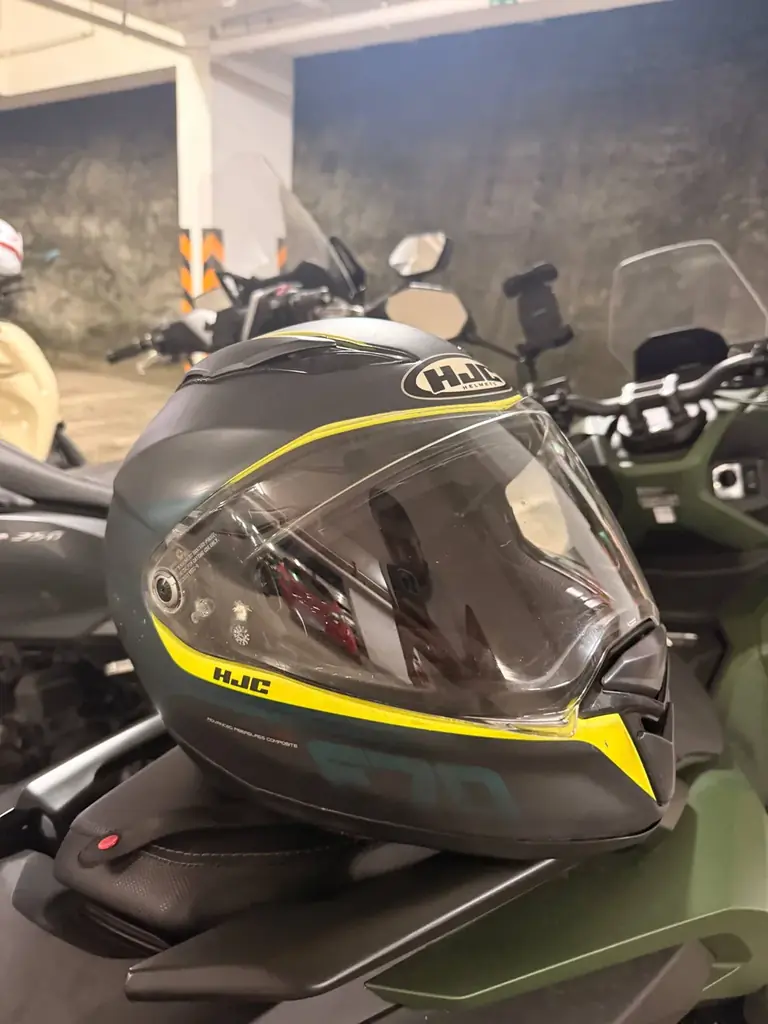 Продам качественный шлем HJC F-70