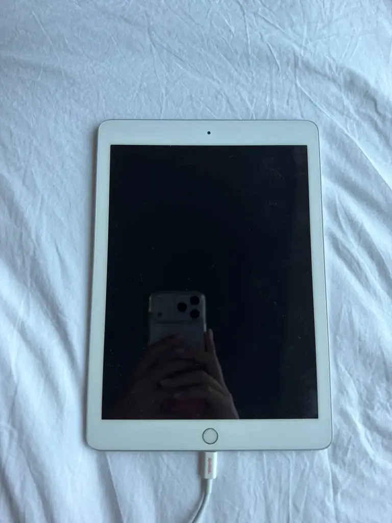 Продаю планшет Apple iPad 6-го поколения (A1893). Аппарат в отличном внешнем и техническом состояни…
