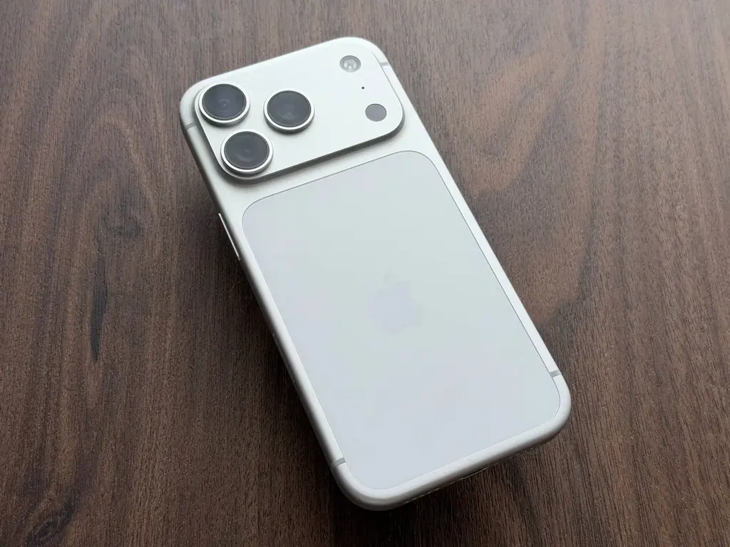 Продам iPhone 17 Pro 256gb esim в идеальном состоянии, в красивом серебристом цвете!
