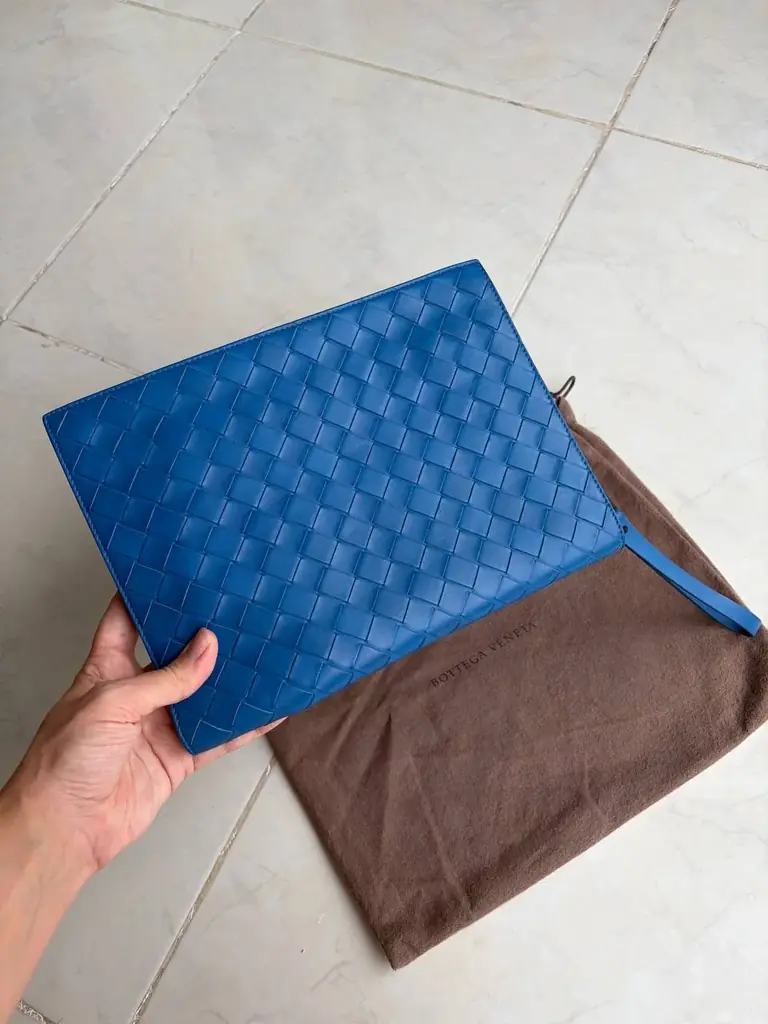 Продаю свою сумку-клатч Bottega Veneta в голубом цвете.