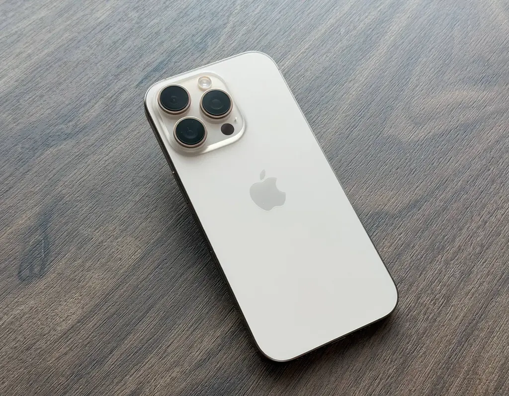 Продам iPhone 16 Pro 128gb sim+esim в хорошем состоянии, в красивом золотистом цвете!