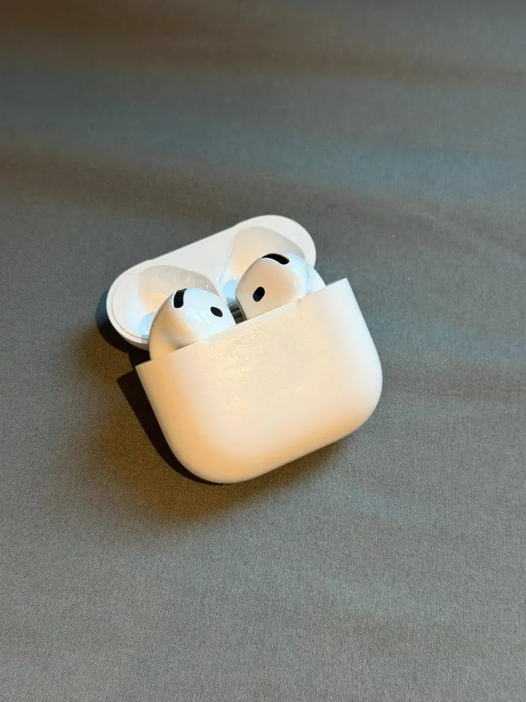 Продам оригинальные AirPods 4 без ANC в хорошем состоянии (небольшие потертости на кейсе), все рабо…