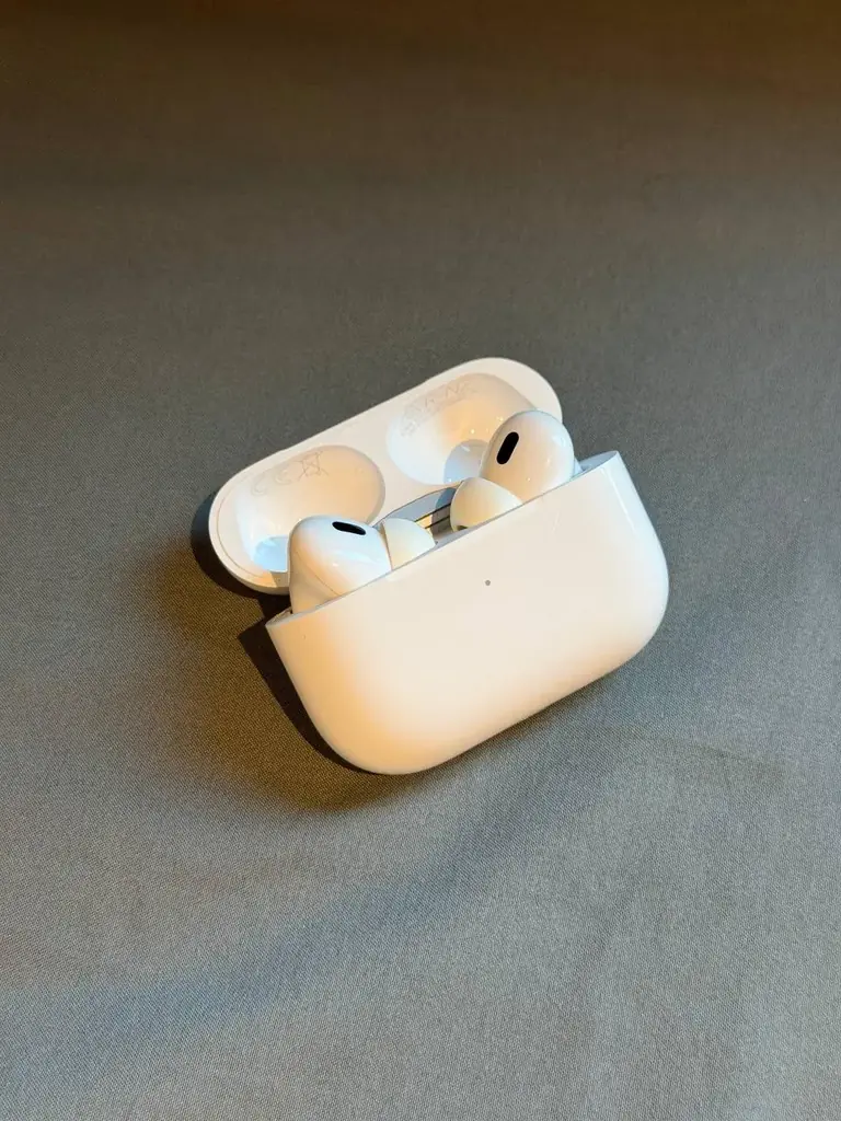 Продам оригинальные AirPods Pro 2 (USB-C) в хорошем состоянии (небольшие потертости на кейсе), все …