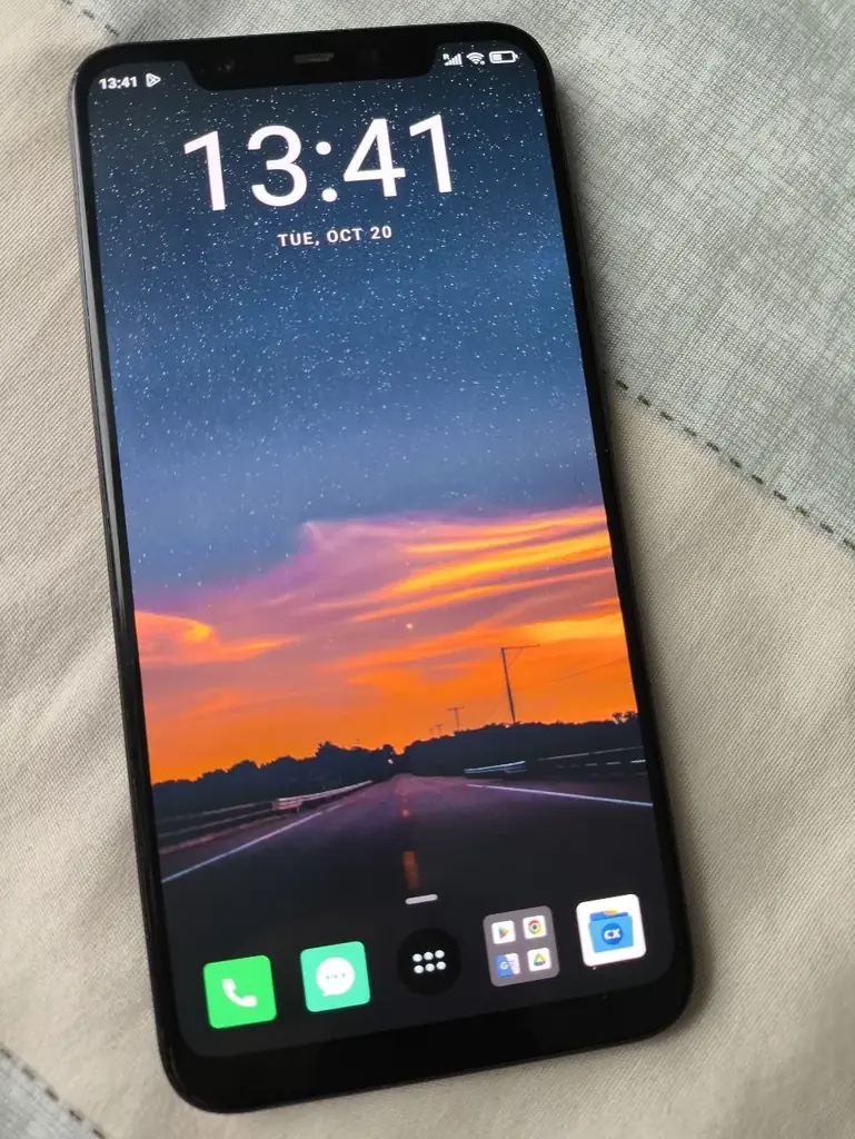Продаю телефон Xiaomi Mi 8 на 6/128 ГБ памяти.