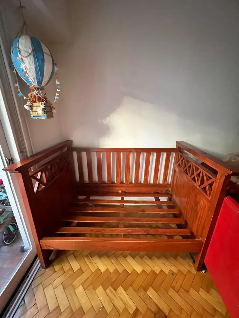 Кроватка детская, из массива дерева.