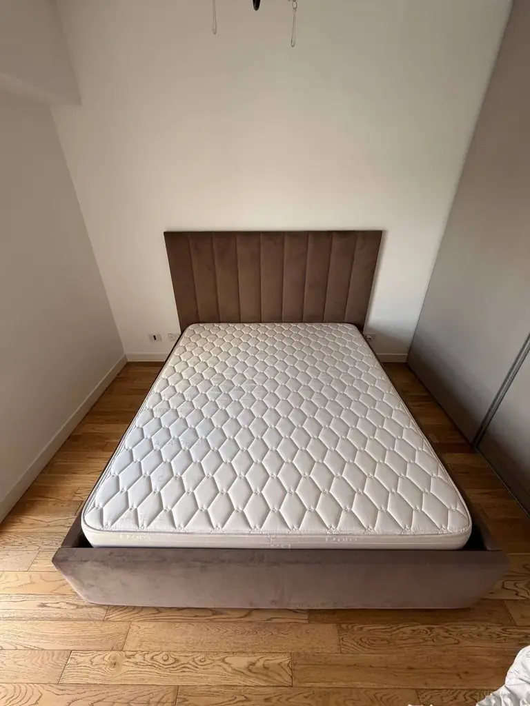 Queen size Кровать с изголовьем Ripa, матрас La Cardeuse.