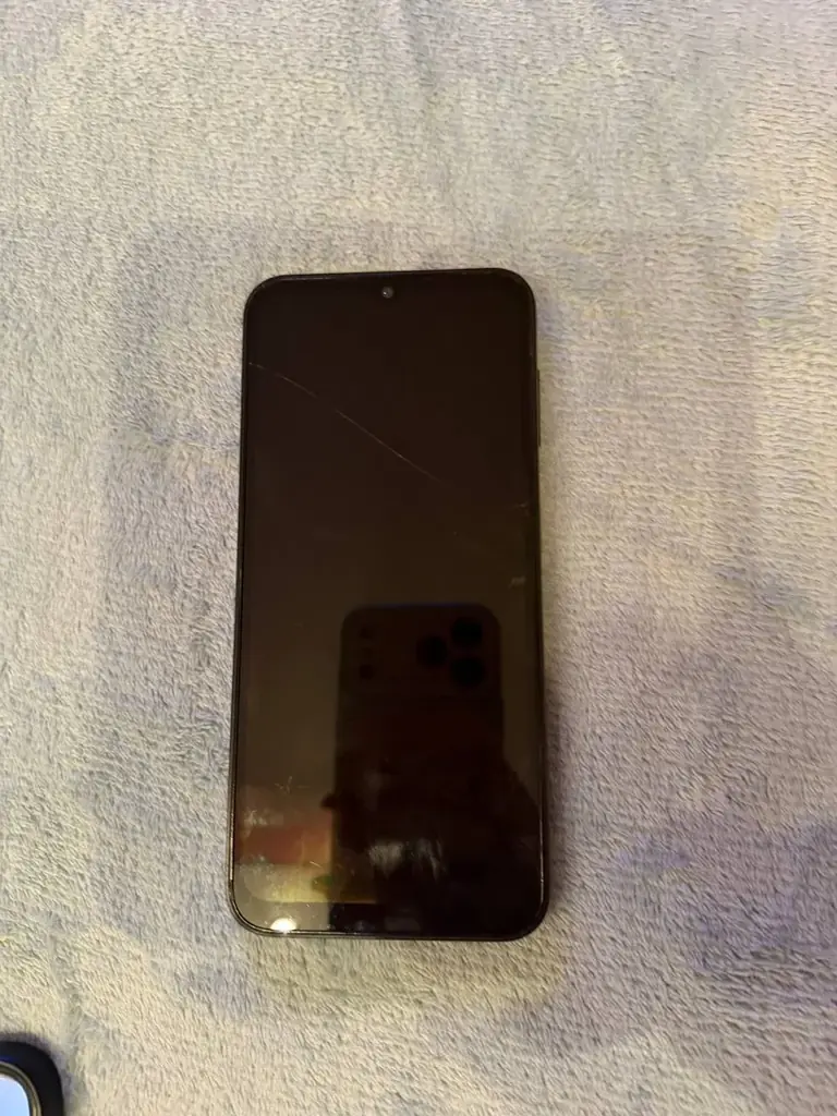 Продаю телефоны redmi 12 и samsung galaxy a 14( на экране трещина )