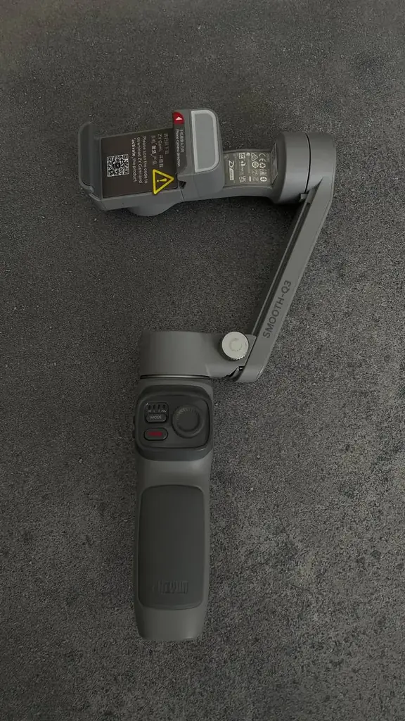 Zhiyun Smooth Q3 — стабилизатор для телефона со встроенной LED-подсветкой.