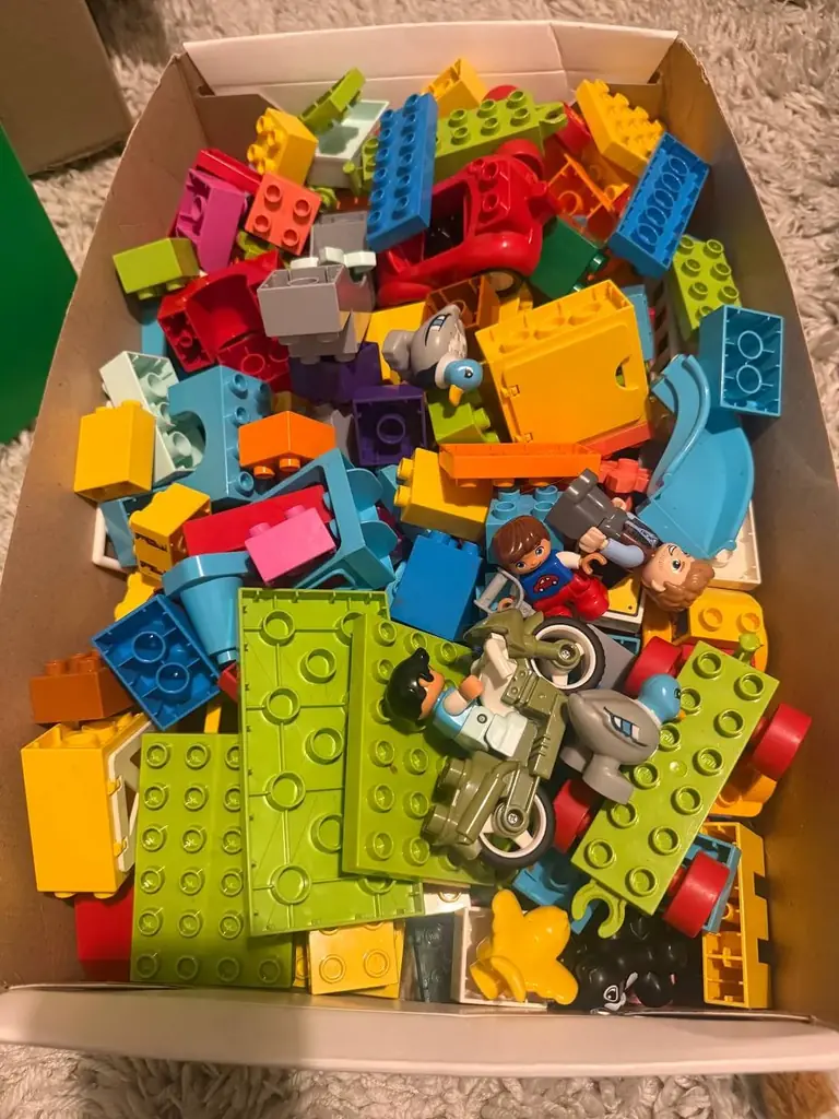 Продаю коробку лего дупло (lego duplo). Всё привезли из России. Очень много деталей. Внутри несколь…
