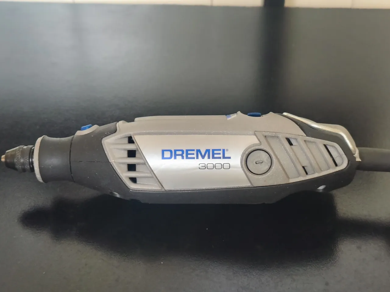 Продам Dremel 3000 с кулачковым патроном.