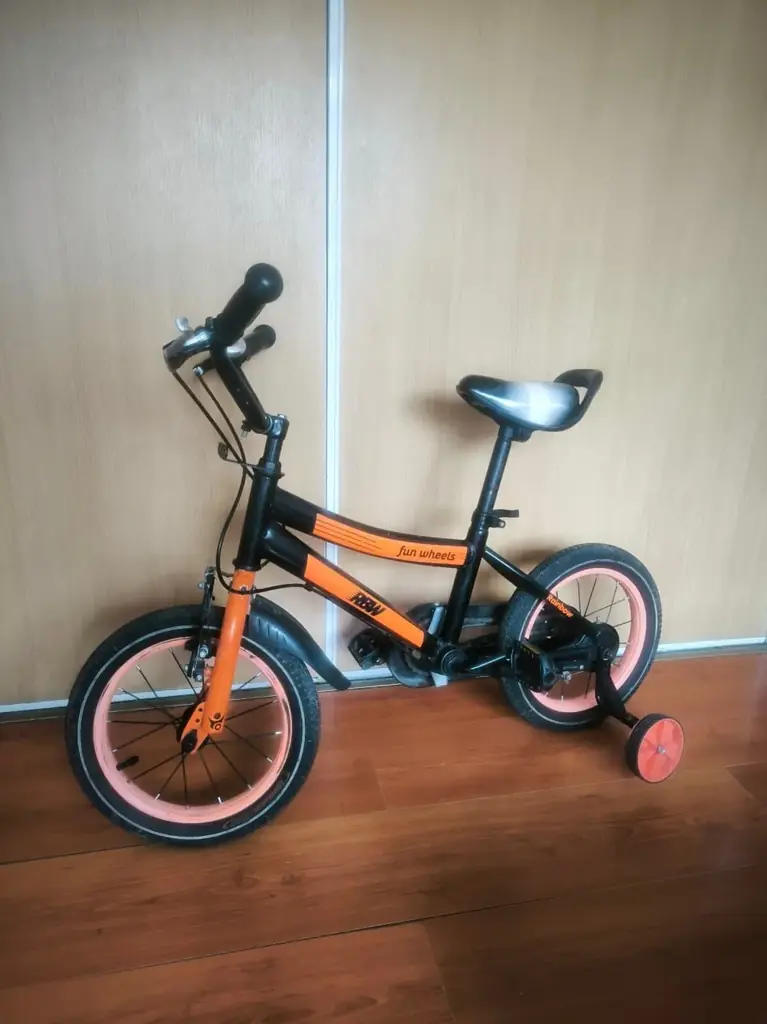 Продам детский велосипед RBW funwheels. колеса 14 дюймов ростовка на возраст 4-6 лет. Боковые колес…