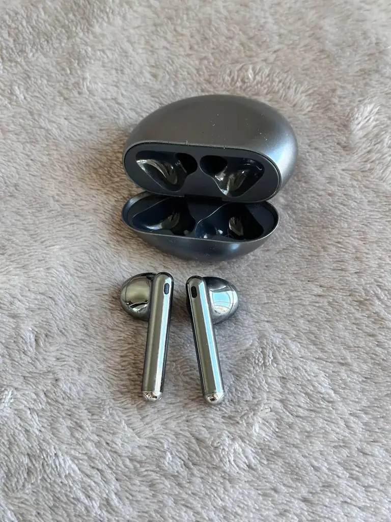 Продам наушники Huawei Freebuds 4.