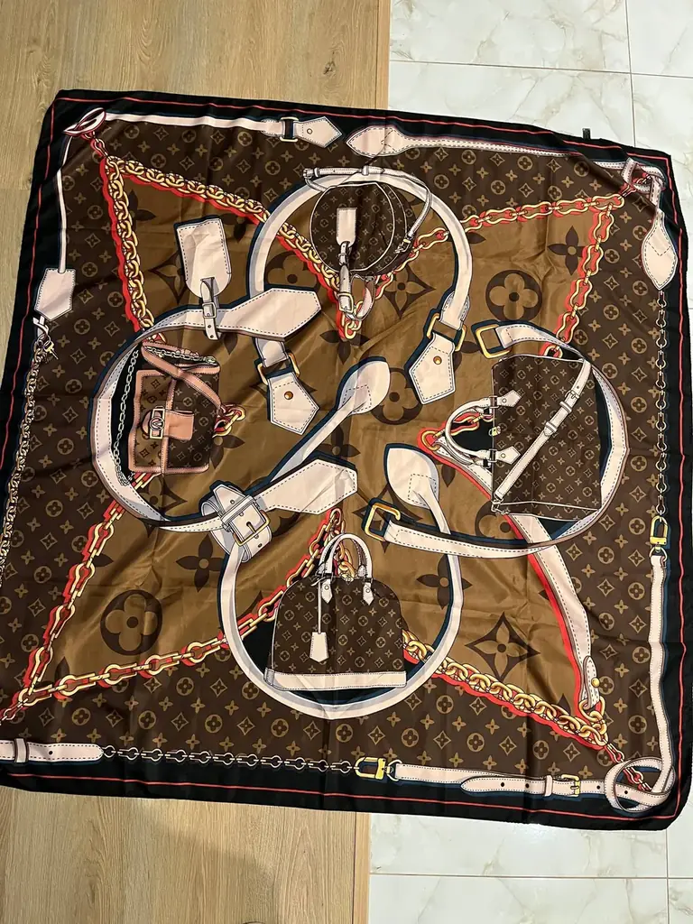 Платок — реплика Louis Vuitton. Хорошее качество исполнения: ровные строчки, мягкая ткань, приятные…
