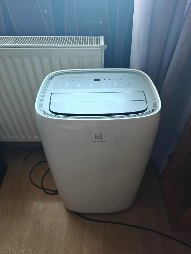 Кондиционер мобильный ELECTROLUX Loft EACM-8 , работает , только потеряна гофра от него цена 500  л…