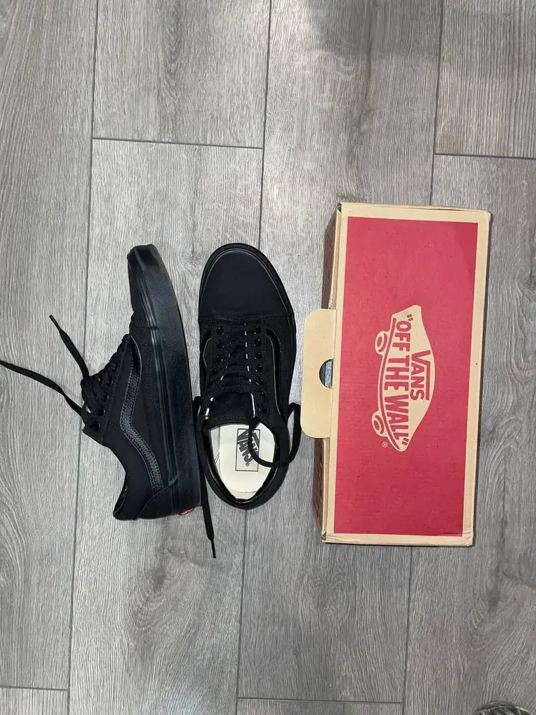 Vans. Black Old Skool.