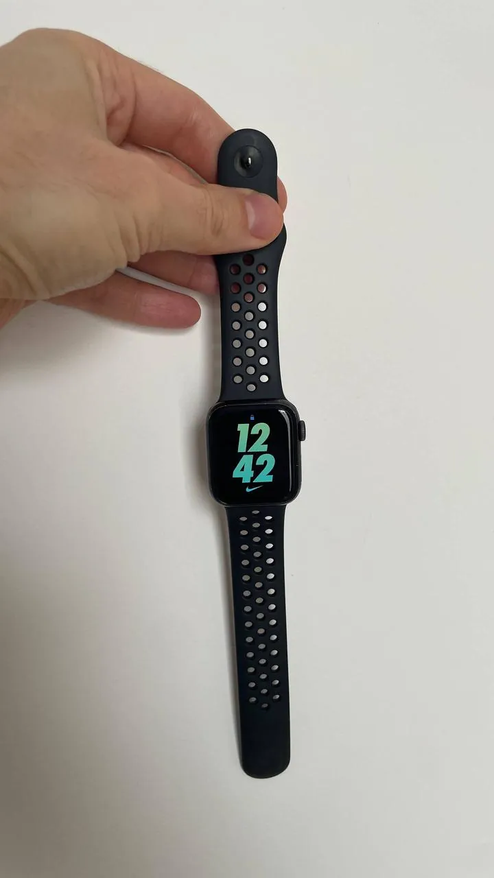 Продаю Apple Watch Nike Series 5 (40mm, GPS)