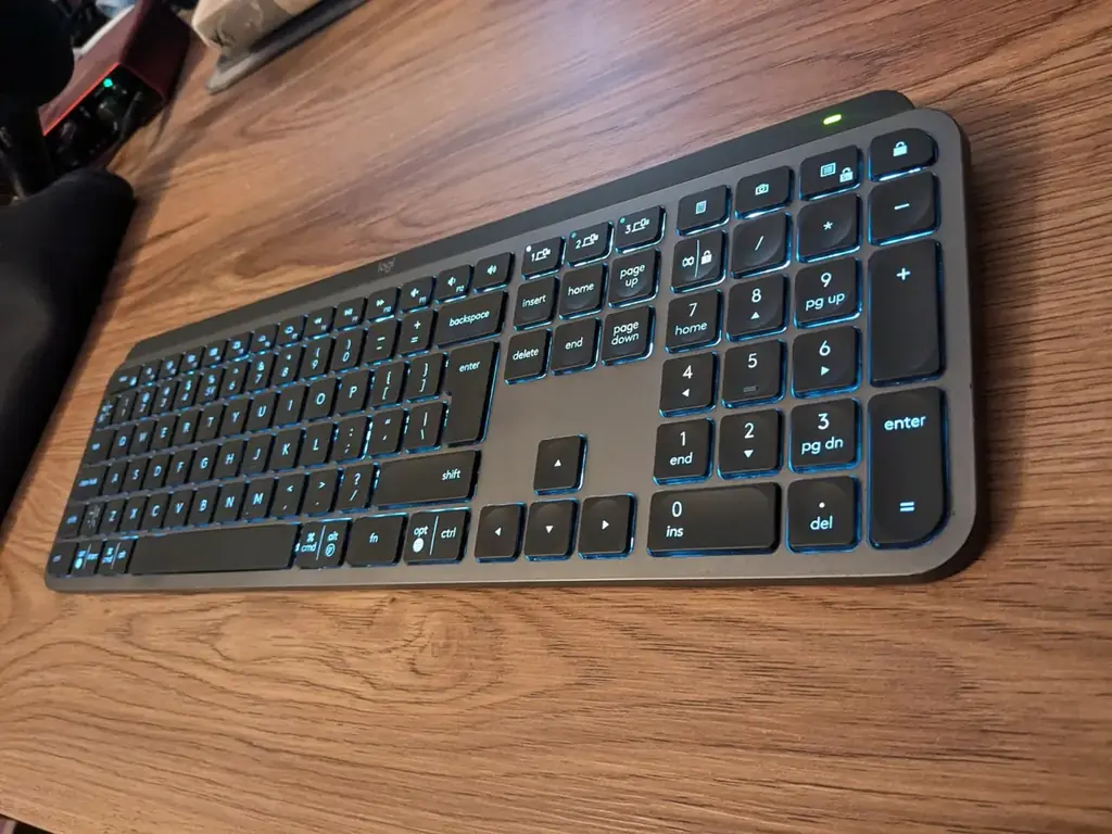 Очень удобная беспроводная клавиатура Logitech MX Keys. Отличное состояние, брал для работы с MacBo…