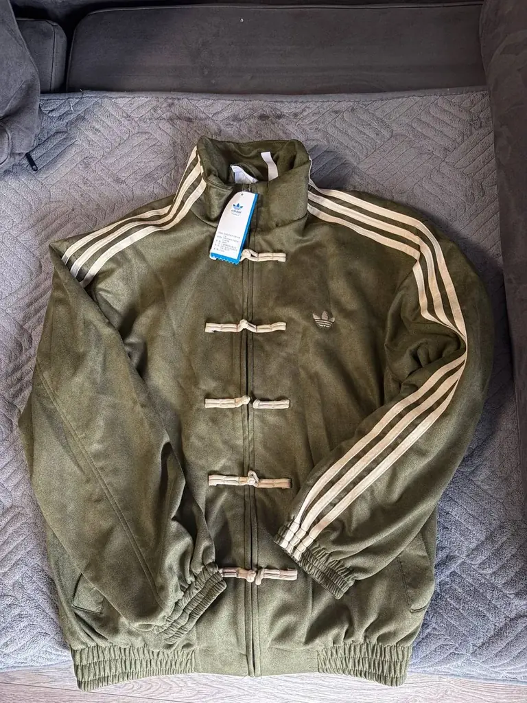 Олимпийка ADIDAS, новая. Размер на бирке 3xl, по факту где-то M. 100 лари